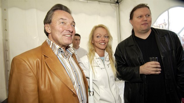 Karel Gott a jeho dcera Dominika s manželem Timem Tolkkim (Praha, 16. června 2004)