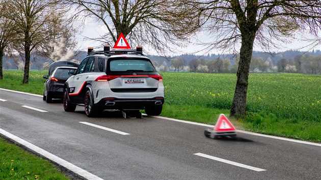 Robotick vstran trojhelnk a vysouvac zazen na stee jsou spe ne do sriov vroby dobr kzamylen, jak zlepit varovn ped pekkou nebo nehodou pro dal vozy.