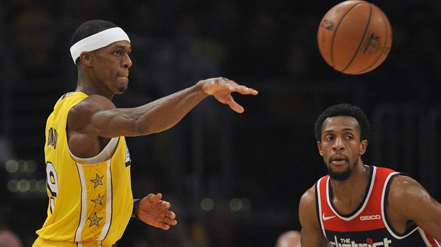 Rajon Rondo (vlevo) z LA Lakers pihrv kolem Ishe Smithe z Washingtonu.