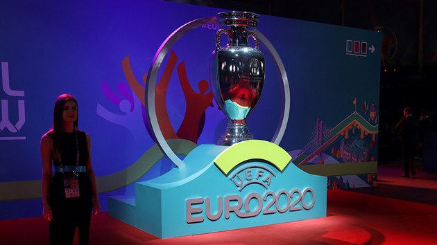 V Bukureti rozlosovali Euro 2020. Zpsob, jakm se o pohr hraje, se u te jev ponkud neastnm.