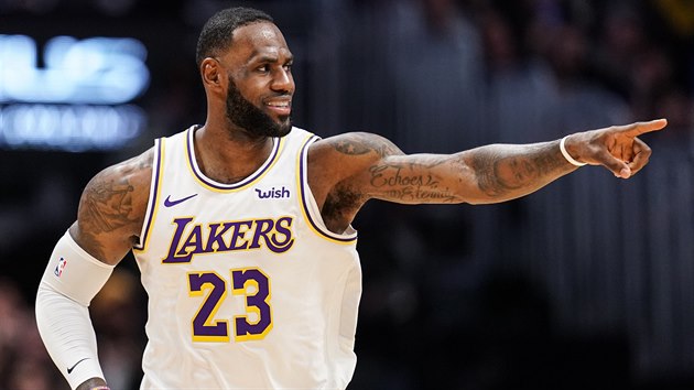 LeBron James z LA Lakers dkuje za pihrvku v zpase s Denverem.