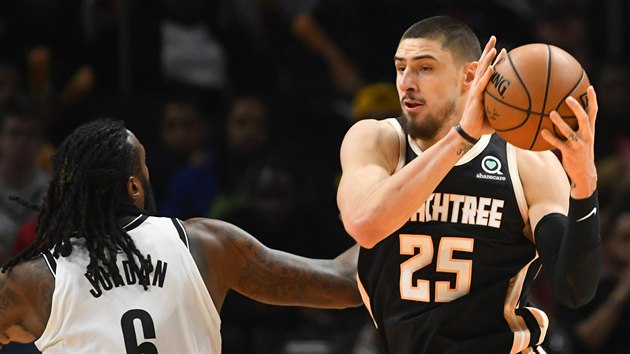 Alex Len (25) z Atlanty to na ko Brooklynu kolem DeAndreho Jordana.