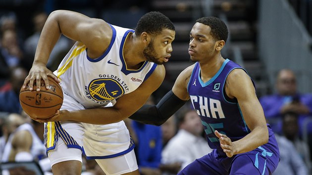 Omari Spellman (vlevo) z Golden State si hled pleitost k ataku kolem P. J. Washingtona z Charlotte.