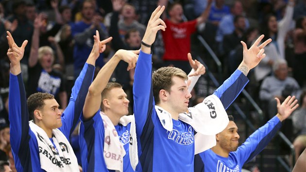 Luka Doni a dal hri na lavice Dallas Mavericks oslavuj trojku.