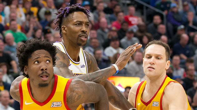 Ed Davis (vlevo) a Bojan Bogdanovi z Utahu blokuj Dwighta Howarda z LA Lakers.