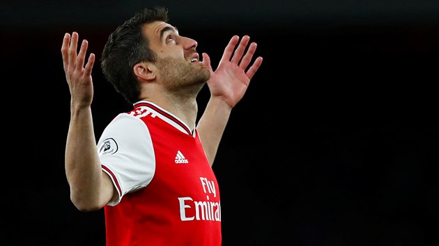 Sokratis Papastathopulos z Arsenalu se modlí před zápasem Premier League.