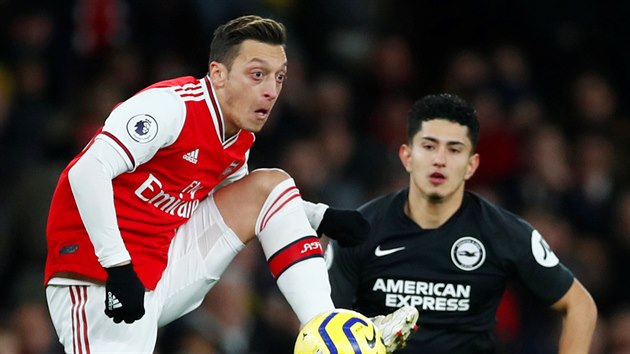 Mesut Özil (vlevo) z Arsenalu krotí míč před Stevenem Alzatem z Brightonu.