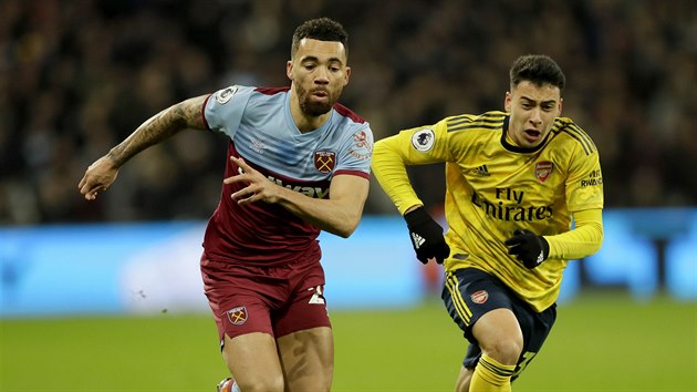 Ryan Fredericks (vlevo) z West Hamu spurtuje v souboji s Gabrielem Martinellim z Arsenalu.