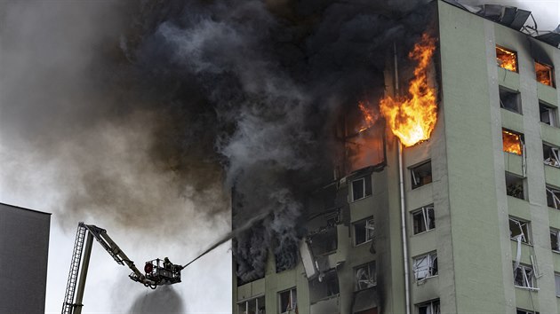 Na sídlišti ve slovenském Prešově v pátek těsně po poledni vybuchl plyn v jednom z paneláků. Záchranáři předpokládají osm obětí, nalezli jich zatím sedm. Další čtyři desítky lidí byly při explozi zraněny. (7. prosince 2019)
