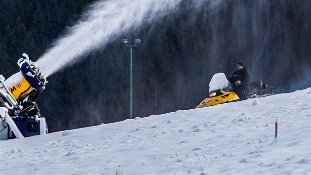 V Detnm v Orlickch horch chystaj sjezdovky na lyaskou sezonu (3. 12. 2019).