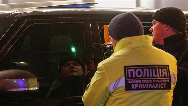 Vyetovatel u auta, kter pat podnikateli a kyjevskmu podnikateli Vjaeslavu Sobolevovi (1. prosince 2019)