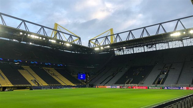 SIGNAL IDUNA PARK. Pohled na jin tribunu, sten zastavnou provizornmi sedakami, kter poadatel musej nainstalovat na zpasy evropskch pohr. Pi bundeslize nejsou poteba.