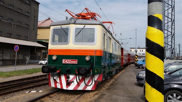 Lokomotiva E422 0003 "Bobinka“ v čele osobního vlaku z Tábora do Bechyně