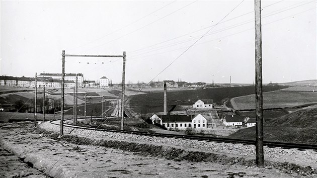 Původní dřevěné sloupy trakčního vedení místní dráhy Tábor - Bechyně. V pozadí parní elektrárna, která celou trať napájela.