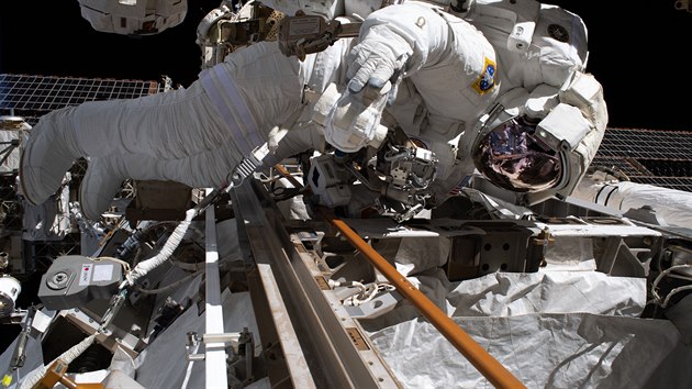 Astronaut Andrew Morgan při opravě Alfa magnetického spektrometru vně Mezinárodní vesmírné stanice