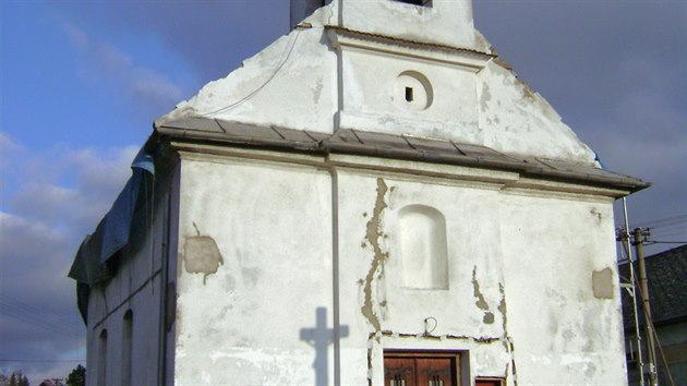 Kaple v Zbetn Lhot na Olomoucku byla jet nedvno ve velmi patnm stavu a rychle chtrala.