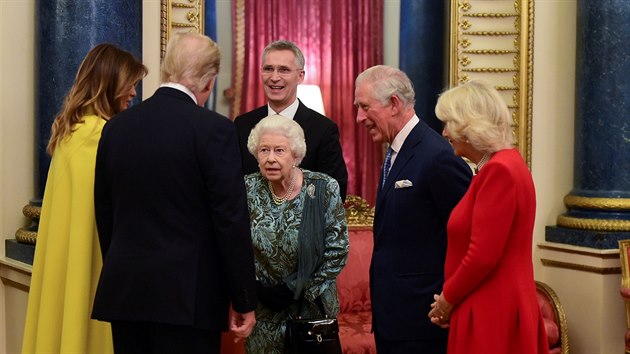 Prvn� d�ma USA, americk� prezident Donald Trump, britsk� kr�lovna Al�b�ta II., princ Charles a v�vodkyn� Camilla na recepci v Buckinghamsk�m pal�ci k 70. v�ro�� NATO (Lond�n, 3. prosince 2019)