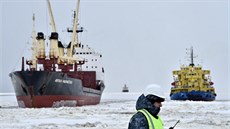Ruské ledoborce u závodu na zkapalnný zemní plyn Jamal LNG