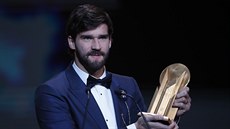 Alisson Becker z Liverpoolu drí trofej pro nejlepího svtového brankáe za...