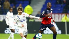 Martin Terrier z Lyonu (vlevo) a Boubakary Soumare z Lille.