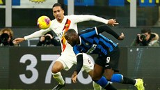 Romelu Lukaku (vpravo) z Inetru Milán a Chris Smalling z AS ím v souboji o mí.