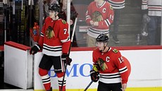 Kirby Dach (vlevo) a Jonathan Toews z Chicaga po prohe s Arizonou.