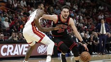 Tomá Satoranský (vpravo) z Chicaga se ene fo útoku, brání ho Derrick Jones...