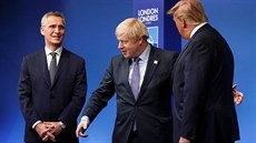 Generální tajemník NATO Jens Stoltenberg (zcela vlevo), britský premiér Boris...