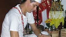 Vyznava santerského kultu v typickém bílém odvu.