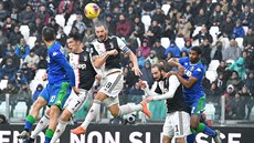 Leonardo Bonucci z Juventusu (uprosted) hlavikuje v utkání proti Sassuolu.