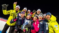 Radost eského týmu v Östersundu po tetím místu ve sprintu Markéty Davidové.
