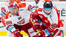Hradecký Tomá� Linhart (vlevo) se dere za pukem v utkání proti Olomouci.