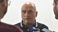 Nový trenér Litvínova Vladimír Kýhos odpovídá novinám na otázky.