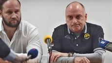 Nový trenér Litvínova Vladimír Kýhos (vpravo) odpovídá novinám na otázky.
