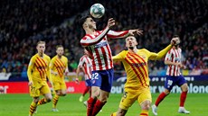 Mario Hermoso z Atlética Madrid (uprosted) se pokouí zpracovat balon v utkání...