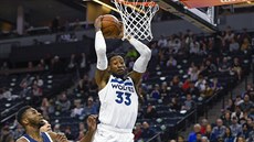 Robert Covington z Minnesoty (ve vzduchu) chytá odraený balon.