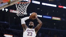 LeBron James z Los Angeles Lakers zakonuje v utkání proti Dallasu.