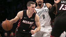 Goran Dragi (vlevo) z Miami bí s balonem, tlaí se za ním Spencer Dinwiddie...