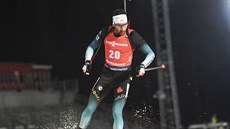 Martin Fourcade z Francie na trati vytrvalostnho zvodu ve vdskm stersundu.