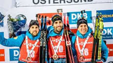 Francouzsk trio na stupnch vtz. Uprosted prvn Martin Fourcade, vlevo...