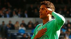 Raphaël Varane z Realu Madrid oslavuje svou trefu do sít� Espa�olu.
