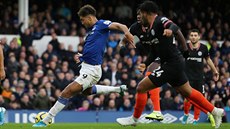 Dominic Calvert-Lewin z Evertonu (vlevo) se napahuje ke gólové stele v utkání...