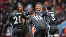 Hráči Leicesteru se radují ze vstřeleného gólu v zápase proti Aston Ville.