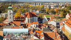 Staré domy nahradily panelové v�áky. P�ibyly mosty a tisíce aut v ulicích....