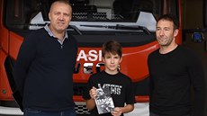 Roman Kutálek (vpravo) se synem Ondrou a mluv�ím HZS Praha Martinem Kavkou