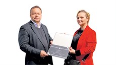 Fotografu Michalu Rikovi pedávala ocenní Lenka Jelenová.