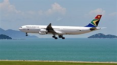 Letadlo společnosti South African Airways při přistání v Hong Kongu.