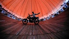 KASKADÉR. Mu� vystupuje na "studni smrti" b�hem festivalu �Gadhimai Mela� v...