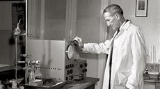 Český fyzikální chemik Jaroslav Heyrovský u svého polarografu (24. října 1959)