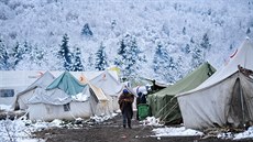 Migranti mrznou v bosenských uprchlických táborech. Umíráme tady, apelují na...